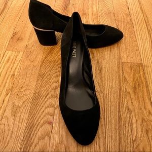 Nine West, block heel suede pumps w. Silver accent
